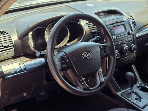 Used 2013 Kia Sorento LX w/ Third Row Pkg image 24