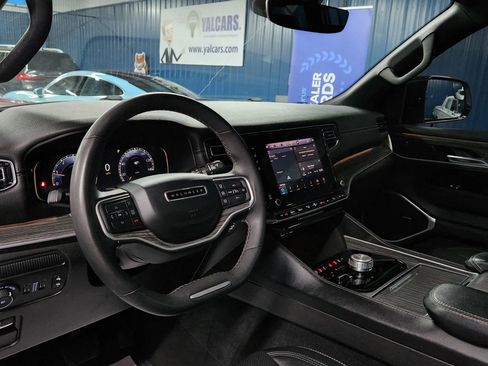 Used 2023 Jeep Wagoneer L Series II image 8