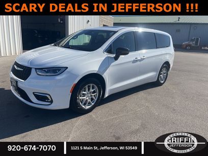 Used 2025 Chrysler Pacifica Select