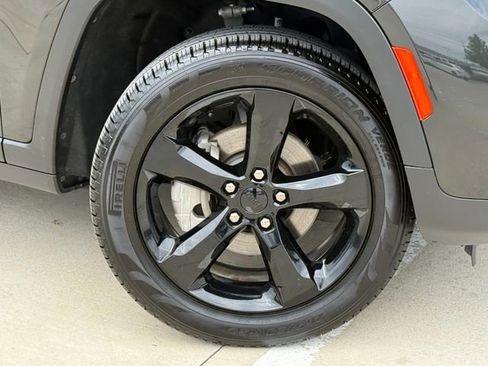 Used 2024 Jeep Grand Cherokee Limited w/ Black Appearance Package AWD/4WD image 2