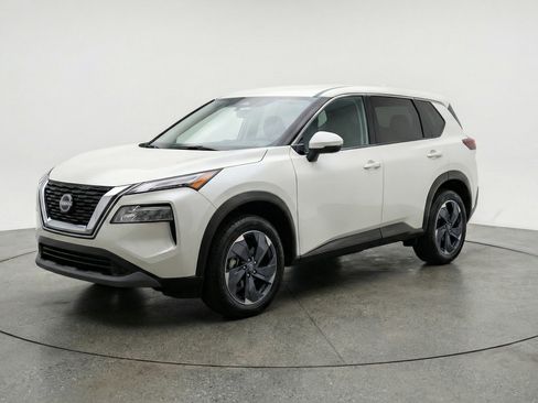 Used 2025 Nissan Rogue SV image 3