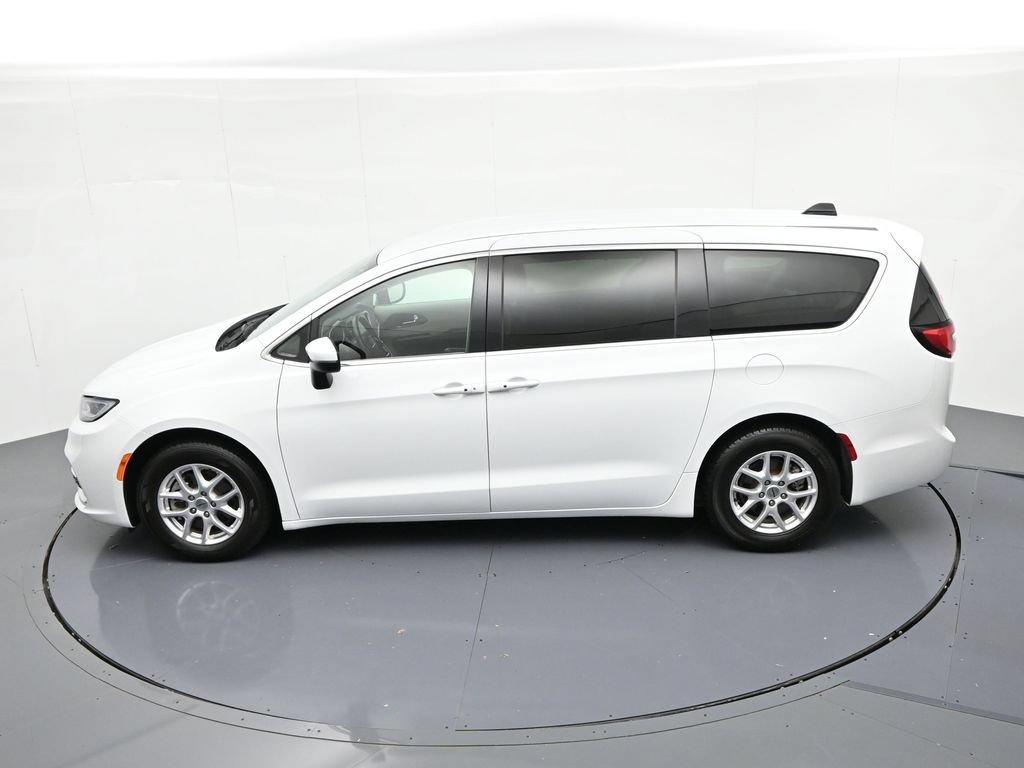 Used 2023 Chrysler Pacifica Touring-L FWD image 25