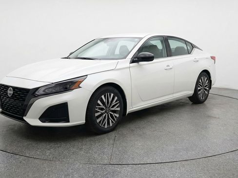 Used 2025 Nissan Altima 2.5 SV FWD image 3