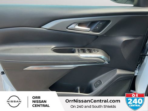 Used 2025 Chevrolet Traverse LT FWD image 17