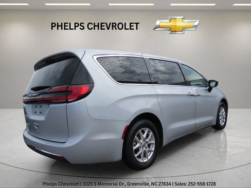 Used 2024 Chrysler Pacifica Touring-L FWD image 9
