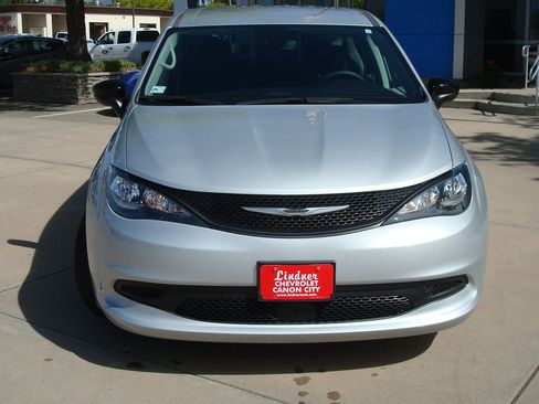 Used 2024 Chrysler Voyager LX FWD image 2