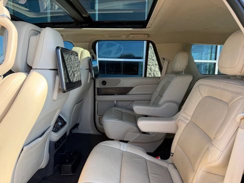 Used 2018 Lincoln Navigator Reserve w/ Technology Package AWD/4WD image 17