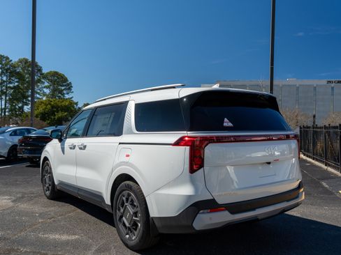 New 2026 Kia Carnival EX FWD image 5