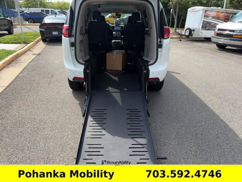 Used 2024 Chrysler Pacifica Touring-L FWD image 10