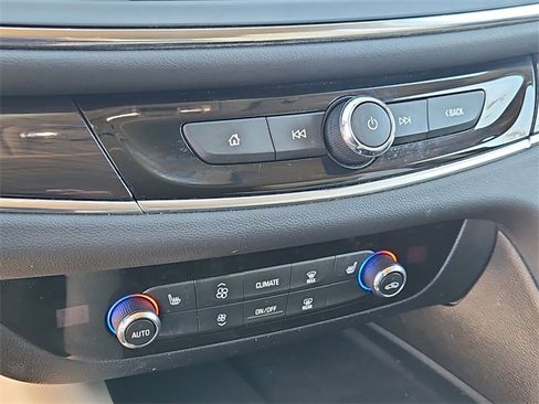 Used 2018 Buick Enclave Essence image 29