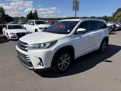Used 2017 Toyota Highlander SE AWD/4WD image 4