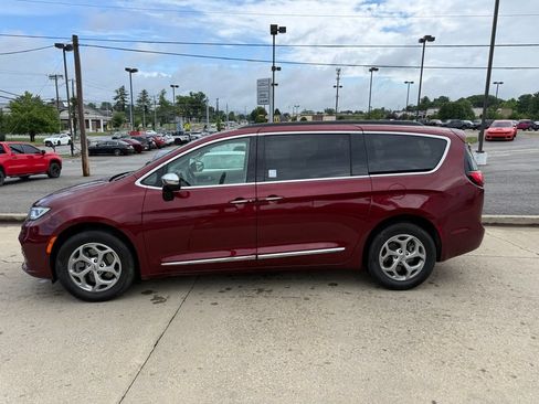Used 2023 Chrysler Pacifica Limited w/ Uconnect Theater Family Group AWD/4WD image 9