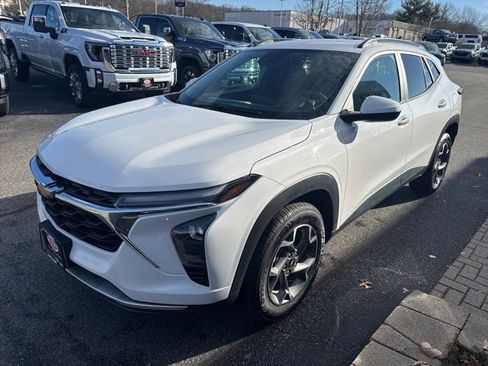 Used 2024 Chevrolet Trax LT image 3