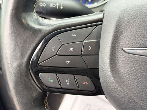 Used 2020 Chrysler Pacifica Touring-L AWD/4WD image 30