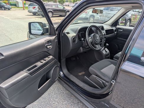Used 2011 Jeep Patriot Latitude FWD image 12