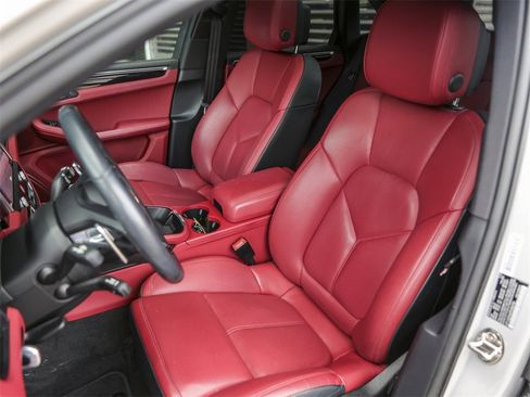 Certified 2023 Porsche Macan S image 5