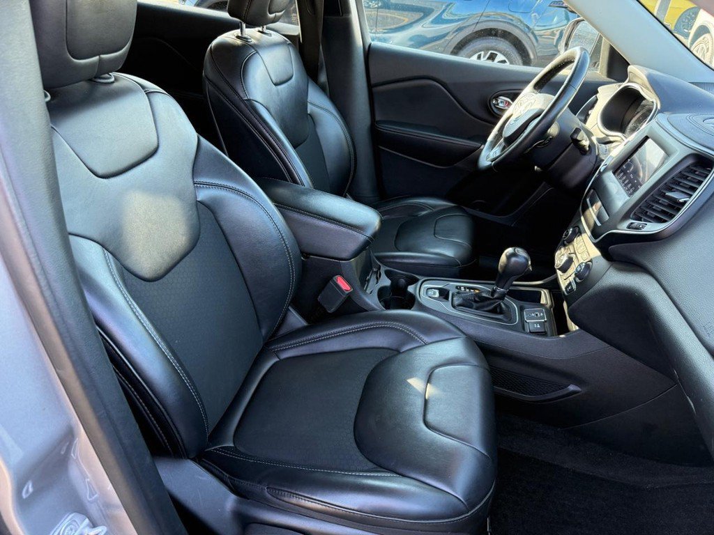Used 2019 Jeep Cherokee Latitude Plus w/ Comfort/Convenience Group FWD image 6