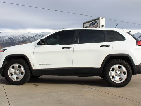 Used 2017 Jeep Cherokee Sport w/ Cold Weather Group image 36