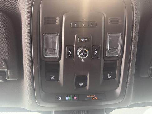 Used 2023 GMC Yukon XL SLT w/ SLT Luxury Package AWD/4WD image 23