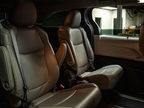 Used 2025 Toyota Sienna XLE w/ XLE Plus Package image 13