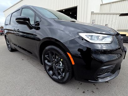 New 2026 Chrysler Pacifica Select w/ S Appearance Package
