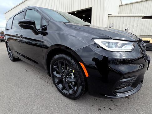 New 2026 Chrysler Pacifica Select image 3