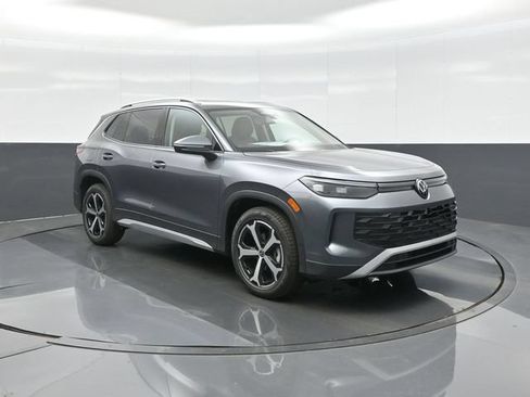 New 2026 Volkswagen Tiguan SE FWD image 1
