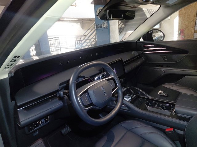 Used 2026 Lincoln Nautilus Premier AWD/4WD image 5