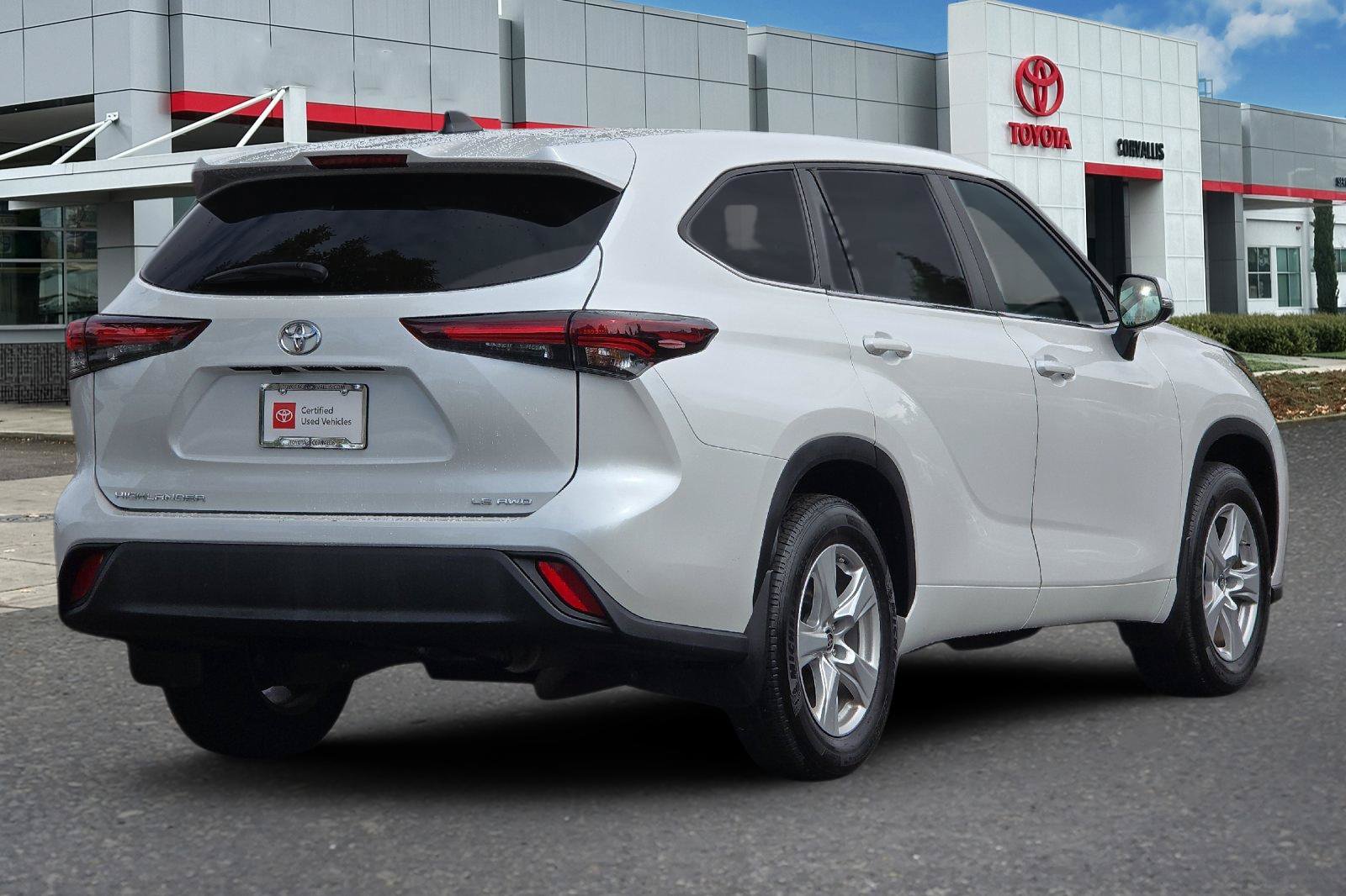 Used 2025 Toyota Highlander LE AWD/4WD image 4