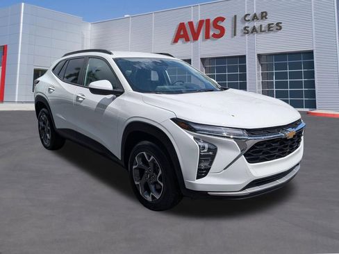 Used 2025 Chevrolet Trax LT w/ LT Convenience Package FWD image 3