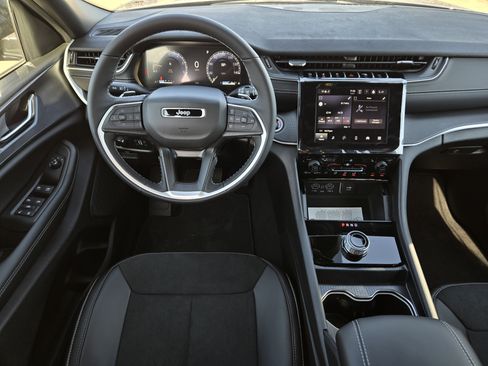 New 2025 Jeep Grand Cherokee L Altitude image 18
