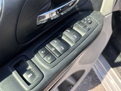 Used 2019 Dodge Grand Caravan SXT image 12