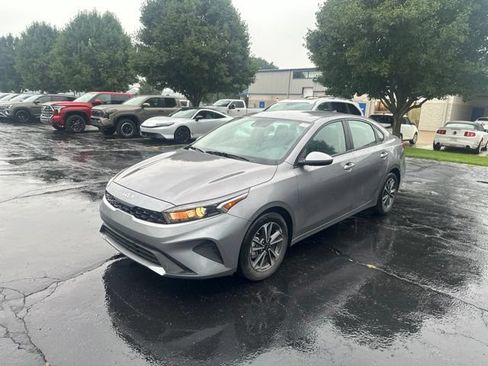 Used 2024 Kia Forte LXS FWD image 3