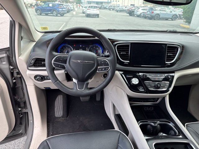 Used 2023 Chrysler Pacifica Limited w/ Uconnect Theater Family Group FWD image 13