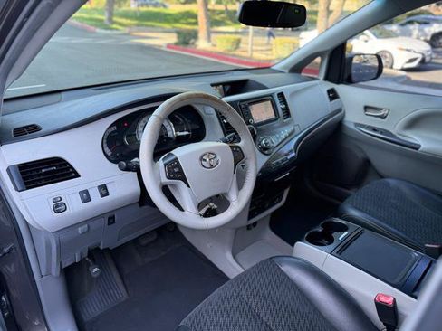 Used 2013 Toyota Sienna SE w/ Premium Pkg w/Entune FWD image 17
