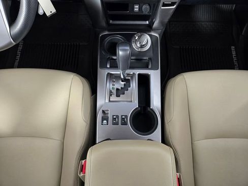 Used 2024 Toyota Camry SE image 25