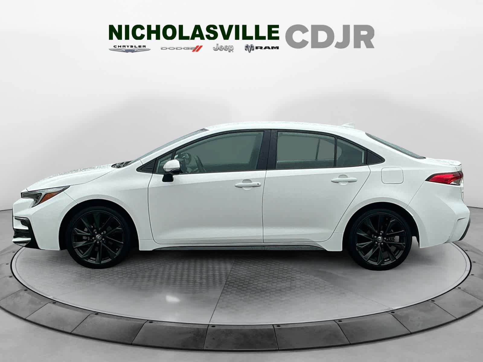 Used 2024 Toyota Corolla SE FWD image 2
