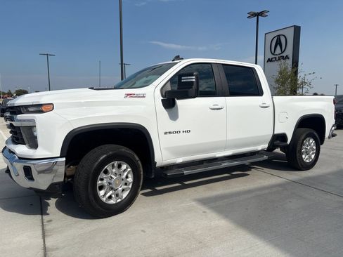 Used 2025 Chevrolet Silverado 2500 LT AWD/4WD image 3