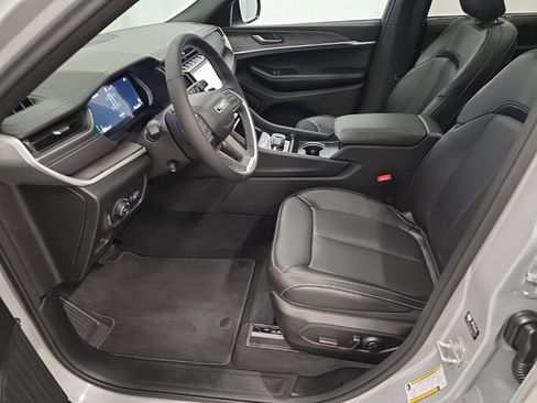 New 2025 Jeep Grand Cherokee Limited image 12