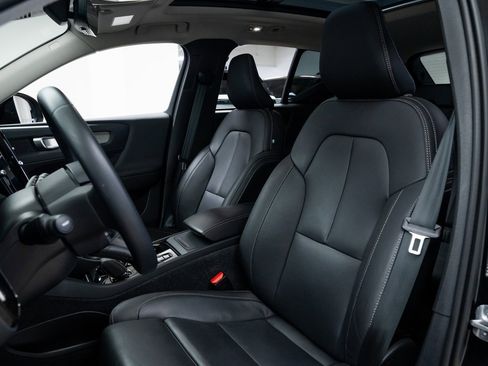 Used 2024 Volvo XC40 B5 Plus image 17