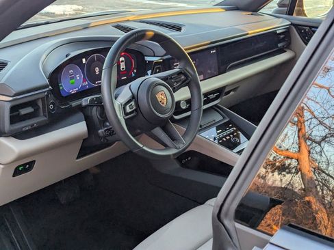 Certified 2025 Porsche Macan Electric image 4