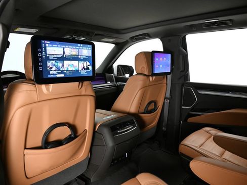 Used 2025 Cadillac Escalade Premium Luxury RWD image 12