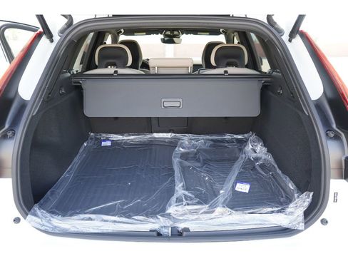 New 2026 Volvo XC60 B5 Plus w/ Climate Package PRO image 23