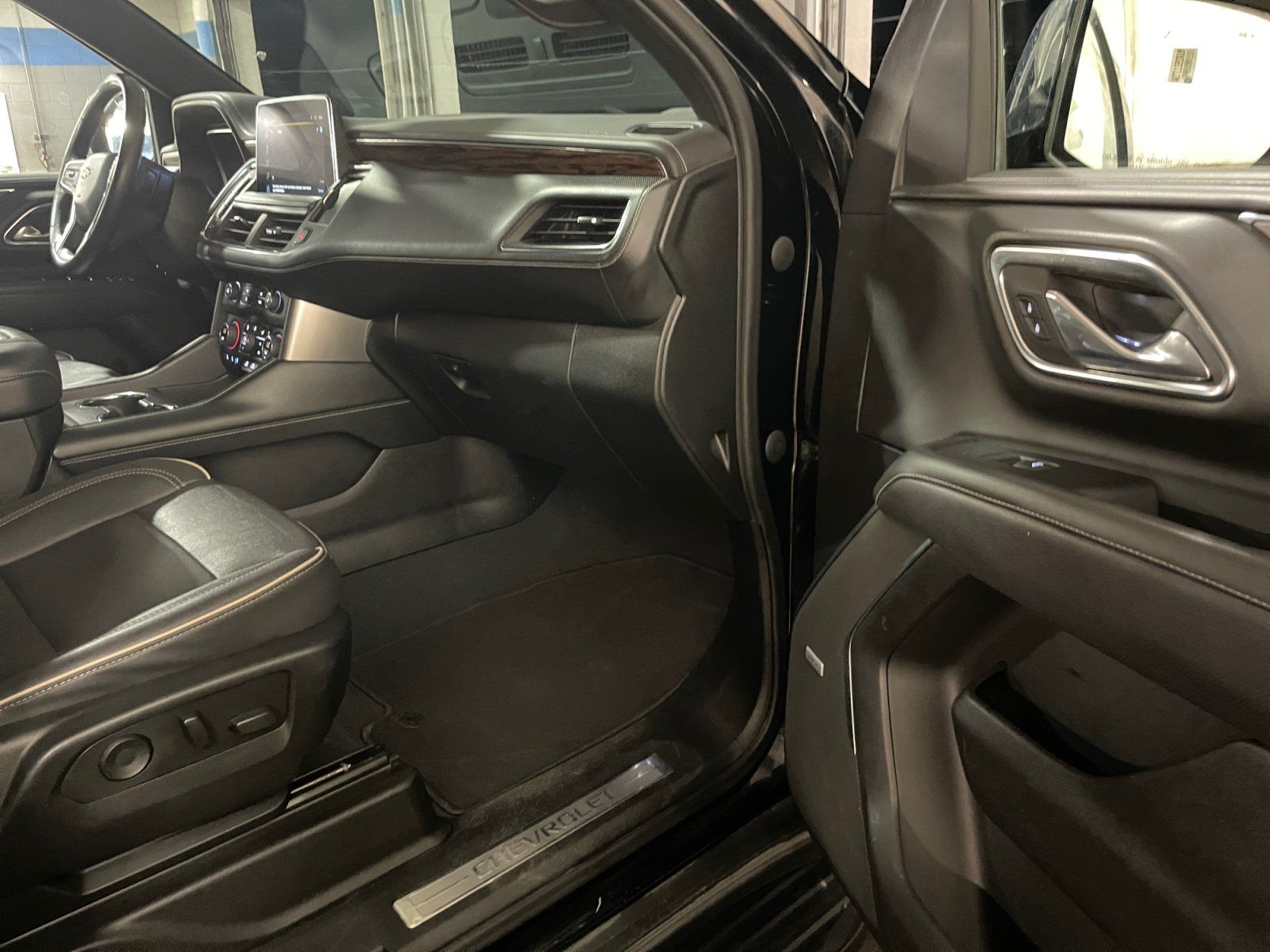 Used 2023 Chevrolet Suburban Premier AWD/4WD image 29