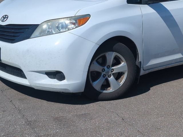 Used 2016 Toyota Sienna L FWD image 2
