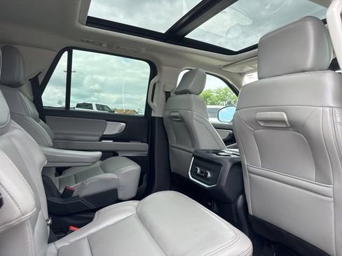 Used 2025 Ford Expedition Active AWD/4WD image 13
