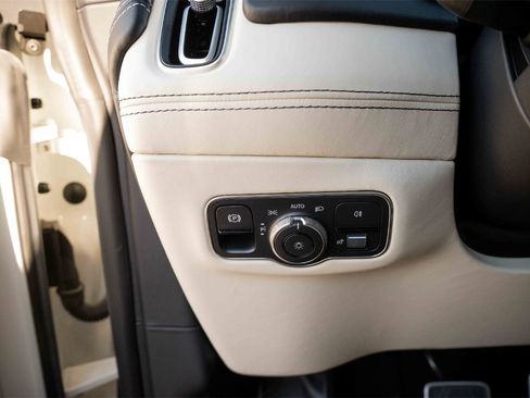 Used 2022 Aston Martin DBX image 26