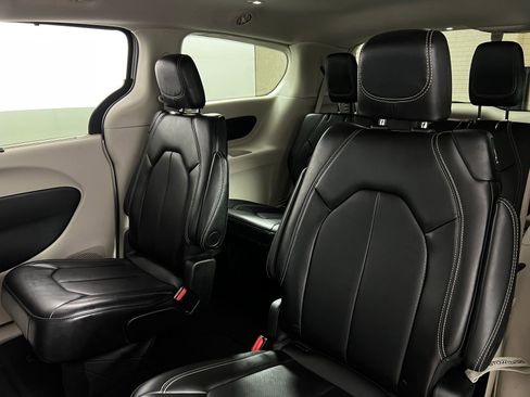 Used 2024 Chrysler Pacifica Touring-L image 25