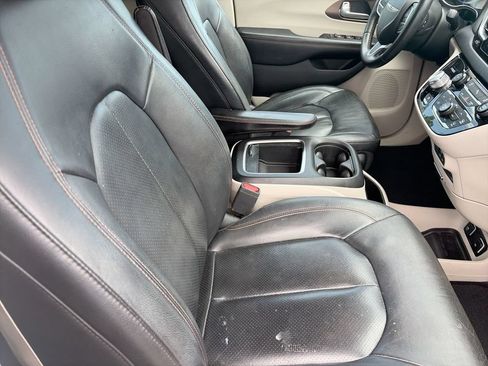 Used 2018 Chrysler Pacifica Touring-L Plus FWD image 15