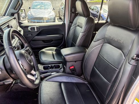 Used 2018 Jeep Wrangler Unlimited Sahara AWD/4WD image 16